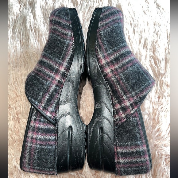 CLOCS PINK PLAID SLIP ON CLOGS SIZE 11 W MADE IN ITALY - Picture 1 of 10